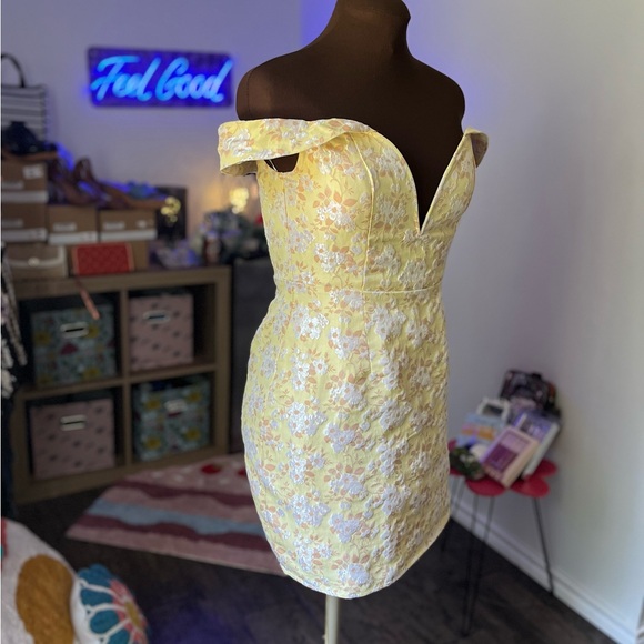 LULU’S Floral Mini Party Dress Cold Shoulders & Zip-Up back - Picture 3 of 5